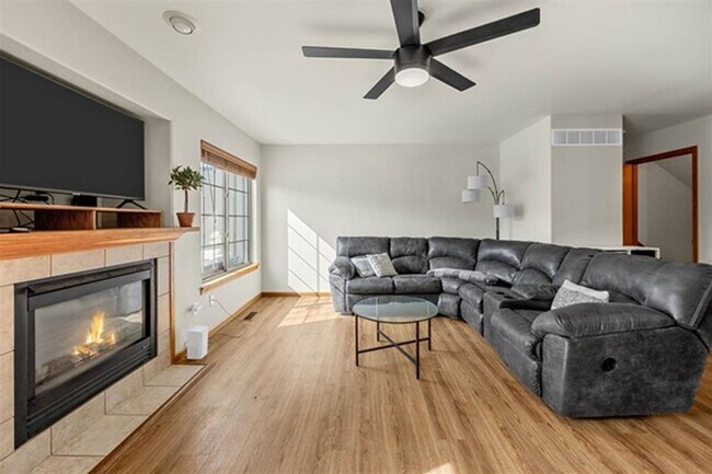 Building Photo - 2 Bedroom, 2-1/2 Bath Townhouse on Iowa City East Side!!