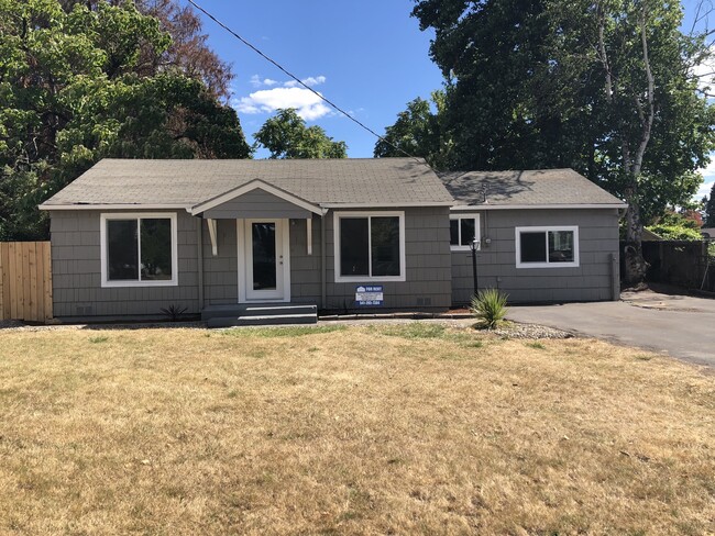 Building Photo - Freshly remodeled 3 bedroom 1 bathroom house!