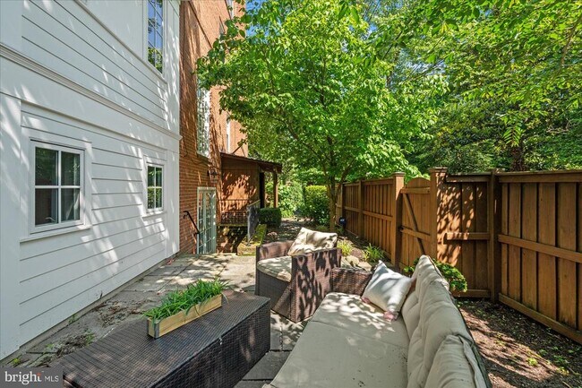 Building Photo - 919 S Lee St