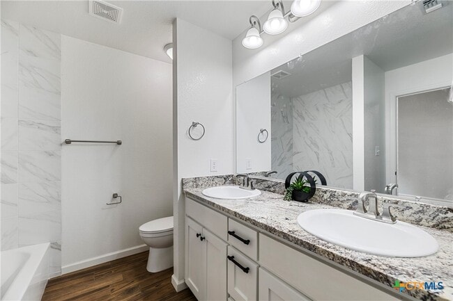 Building Photo - 230 Plum St