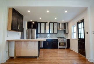 Building Photo - 32 Cedar St