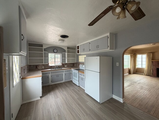 Building Photo - Charming and spacious Needles home