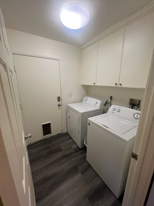 Building Photo - Spacious 4-Bedroom Home in Desirable Apple Valley Neighborhood