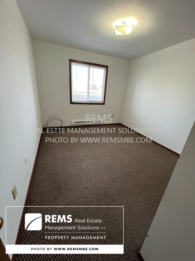 Building Photo - 564 E Slifer St