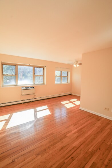 Primary Photo - 541 W Briar Pl