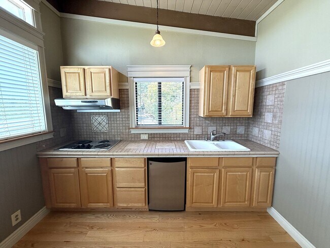 Building Photo - SPACIOUS  FOUR BED / THREE BATH SAN RAFAEL...