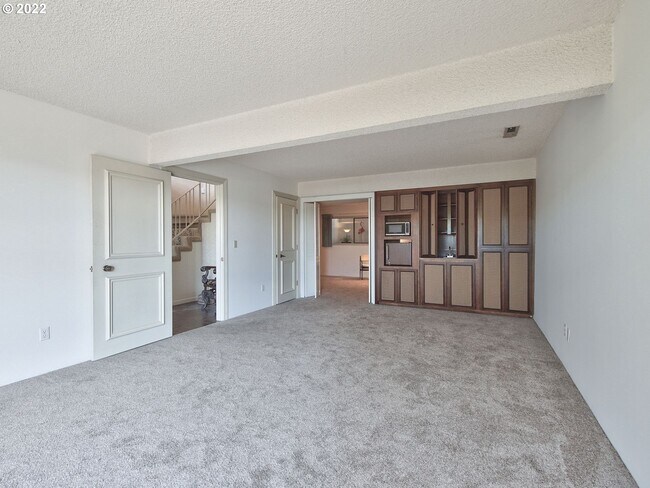 Building Photo - 6900 SE Riverside Dr