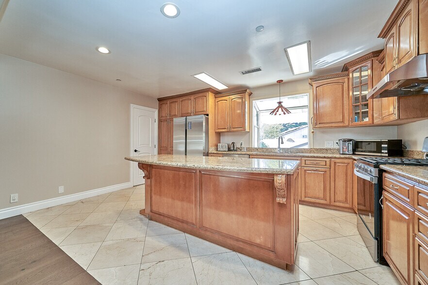Building Photo - 4736 Rosemont Ave