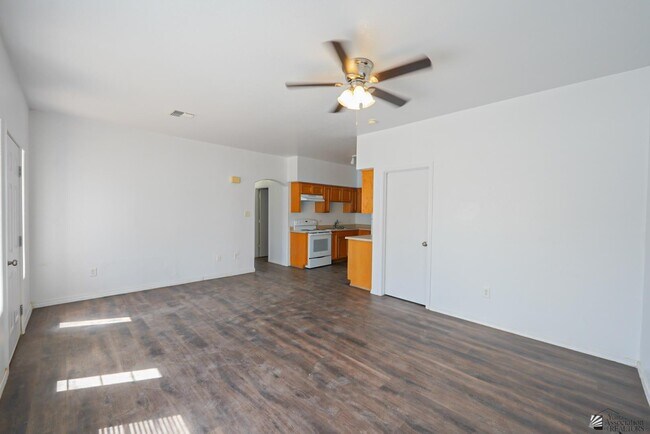 Building Photo - 943 S 37th Ave