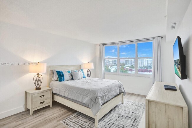 Building Photo - 2501 S Ocean Dr
