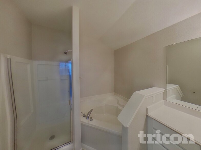 Building Photo - 825 Hawthorne Rd