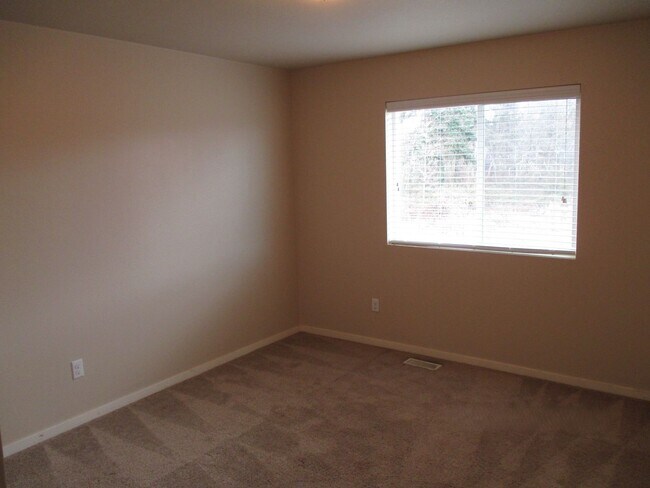 Building Photo - Beautiful 3 bed 2.5 bath home in South Hill Puyallup