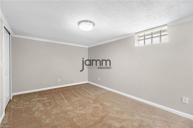 Building Photo - 1653 Woodhurst Ave