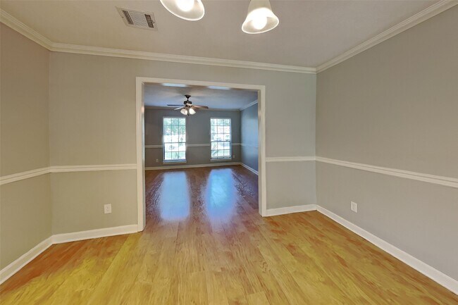 Building Photo - 3918 Forest Village Dr