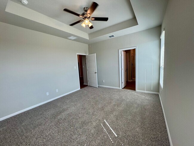 Building Photo - Stunning 4x2.5 Luxury Duplex in Buda, TX!