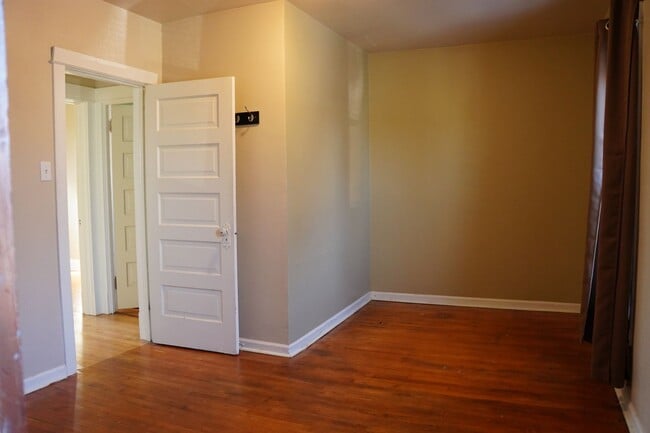 Building Photo - AVAILABLE JUNE - 3 BED 1 BATH