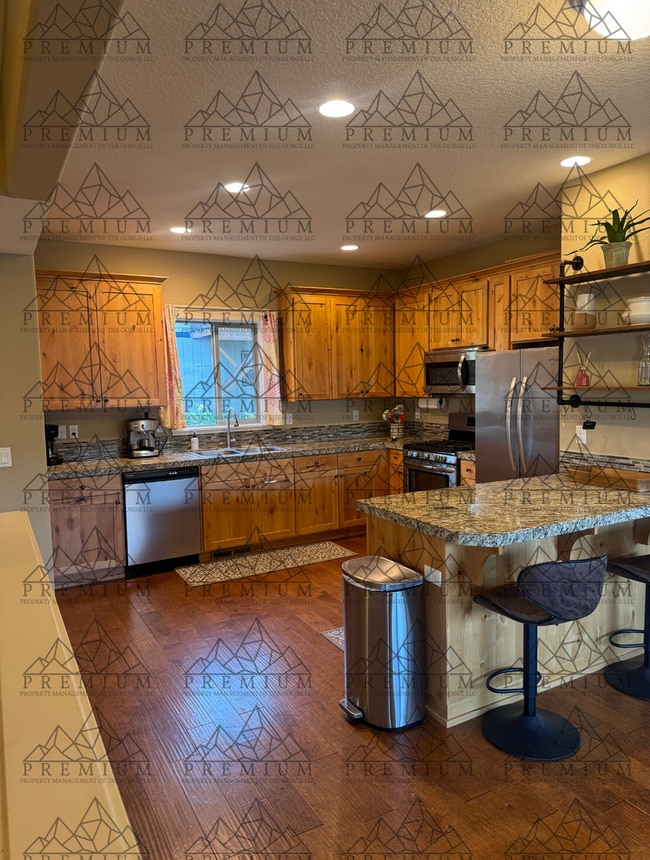 Building Photo - 3 Bedroom 4 Bathroom - Hood River