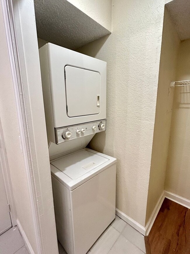 Building Photo - 1 Bed/1 Bath Apartment in Community with G...