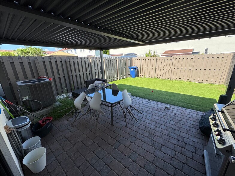 PATIO FULLY FENCE AND COVER - 8880 NW 102nd Pl