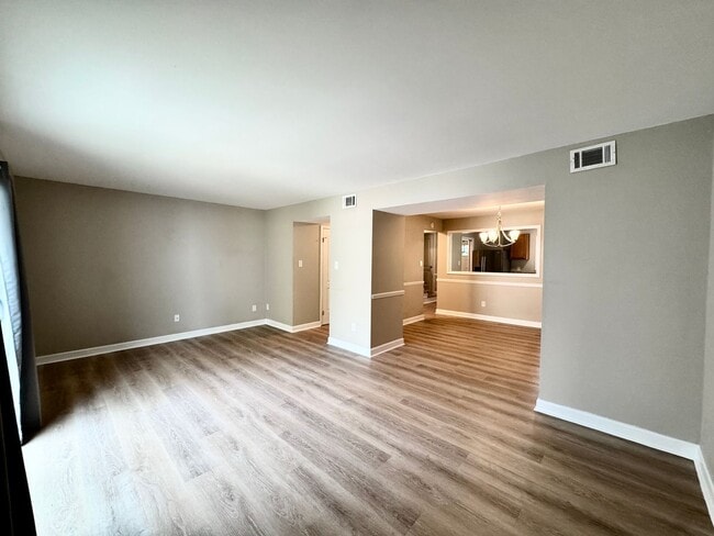 Building Photo - Great Neck Townhome Available NOW! Neutral...