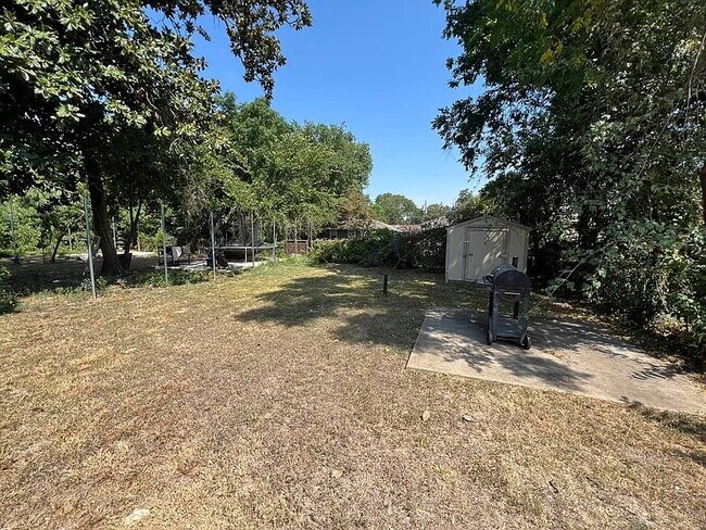 Building Photo - Move-In Ready Modern Updated- 3 Berm / 2 Bath Home Just Minutes from Downtown