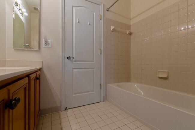 Building Photo - Spacious, Light-Filled Home in the Desirable Broadlands