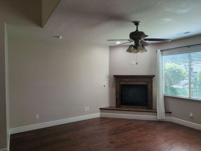 Building Photo - PET FRIENDLY -Spacious 6 Bedroom Home in St. George