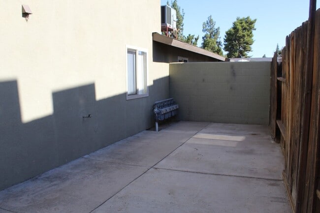 Building Photo - 5913 Nogal Ave
