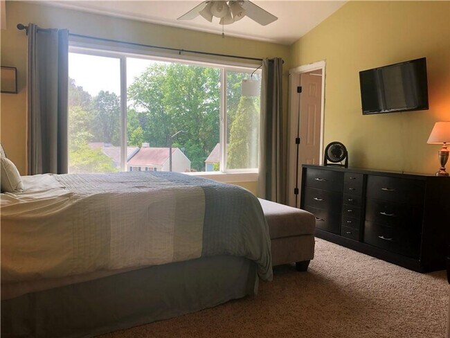Building Photo - 2 Bed/2.5 Bath townhome - great Doraville ...