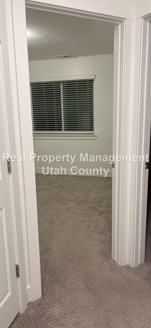 Building Photo - Pet Friendly Townhome