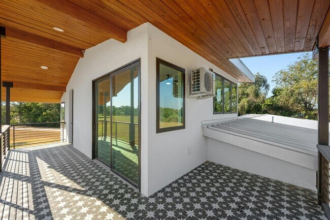 Building Photo - 1802 Man O War Dr