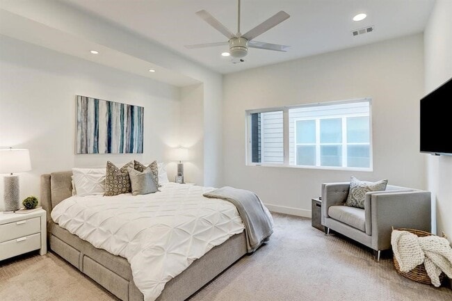 Building Photo - 5905 E Post Oak Ln