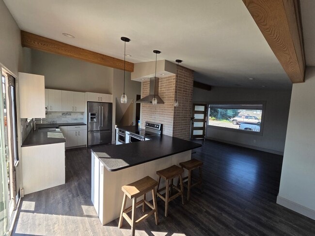 Building Photo - 3Bedroom, 2.5 Bath Mid Century Modern Home...