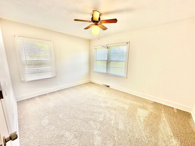 Building Photo - 4065 Pinehurst Dr