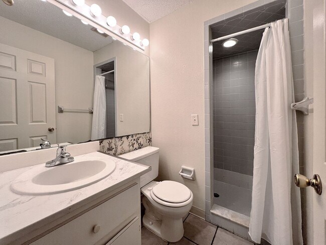 Building Photo - Two-Bedroom Townhome in Winter Haven