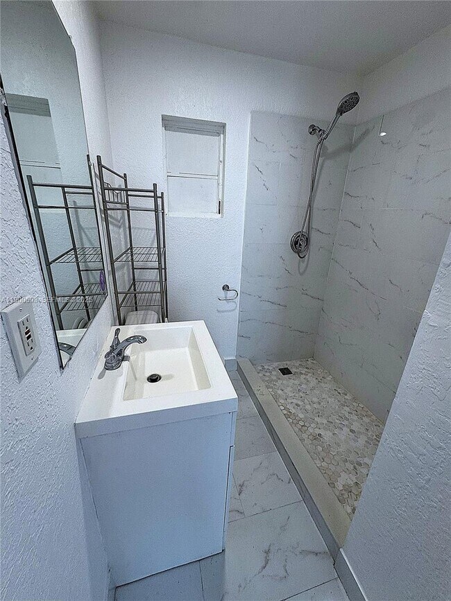 Building Photo - 1025 NW 7th Ave