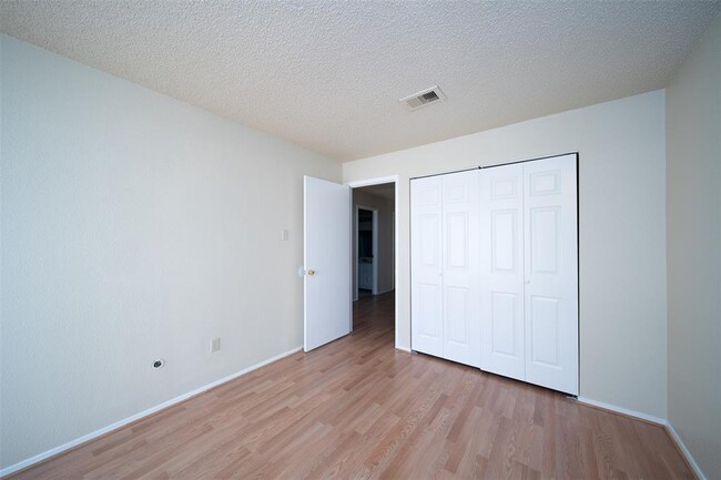 Building Photo - 10619 Chapel Hill Dr