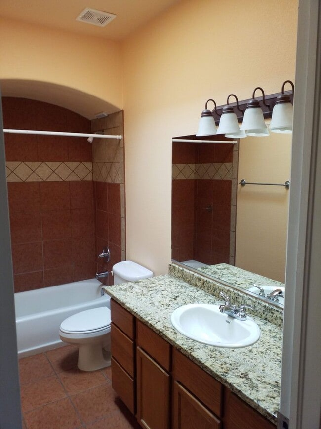 Building Photo - Large 3 Bedroom, 2 Bath Home