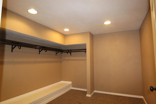 Building Photo - Charming 3-Bed 2-bath on Northside with Ba...