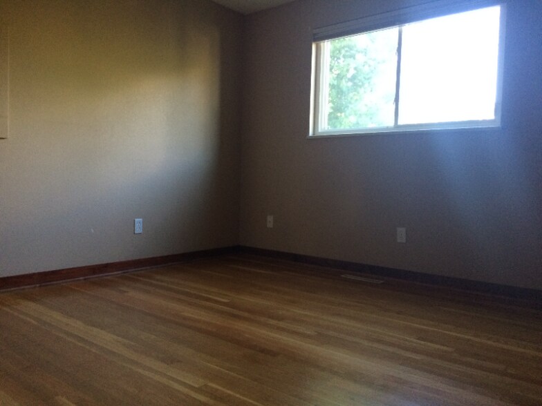 Building Photo - 1021 Vivian Cir