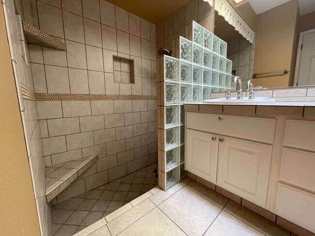 Building Photo - Desirable Windsor Beach Condo! Unfurnished...