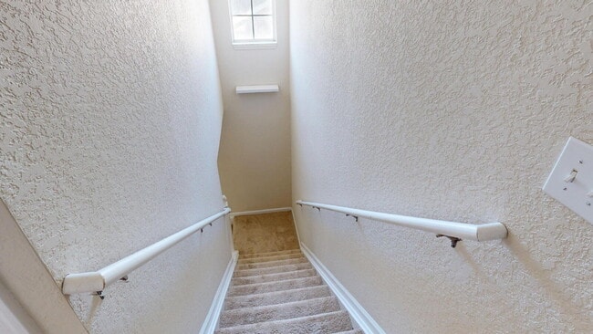 Building Photo - "Charming 2-Bed, 3-Bath Townhouse Retreat in Jacksonville - 1,176 Sq. Ft. of Comfort and Style!"