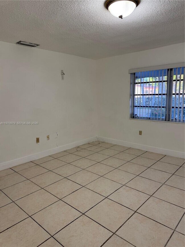 Building Photo - 470 NE 127th St