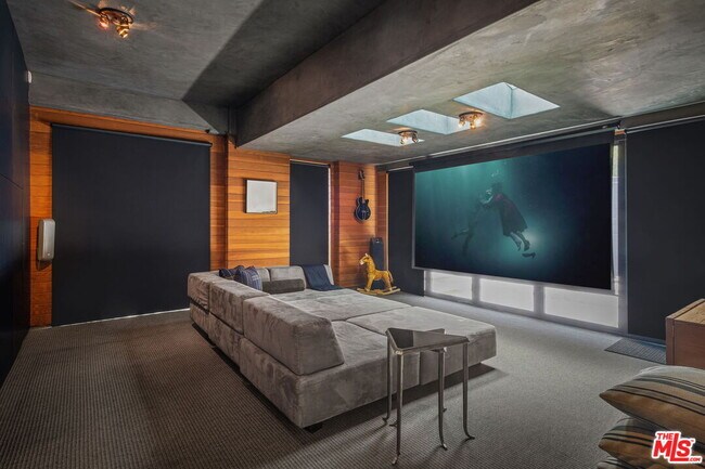 Building Photo - 835 Superba Ave