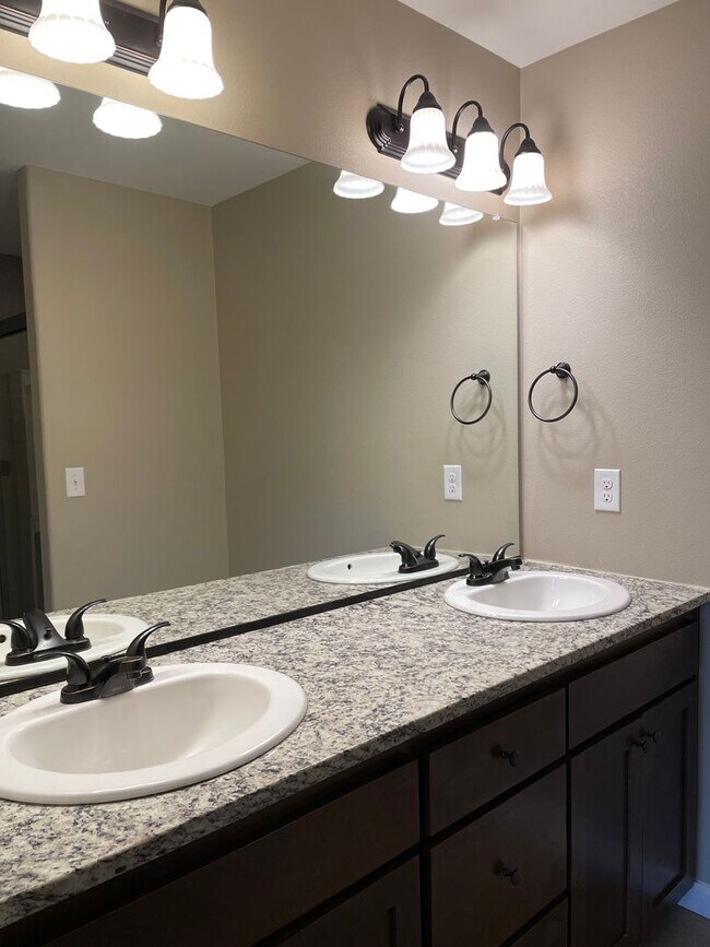 Building Photo - Spacious 3 Bedroom Home with Fenced Yard, Patio, and 2-Car Garage Near Mill Plain.