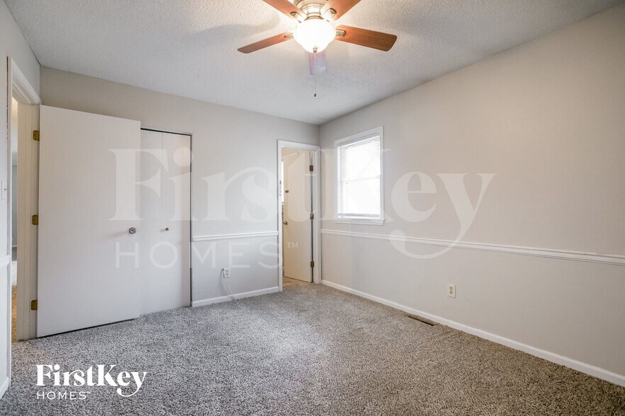 Building Photo - 606 NE Park Cir