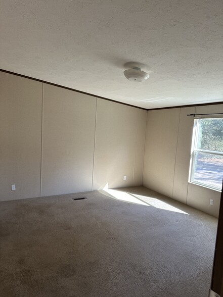 Building Photo - 380 Pine Tree Loop