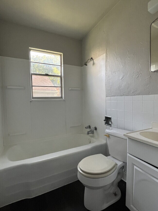 Building Photo - 2 Bedroom for Lease!!