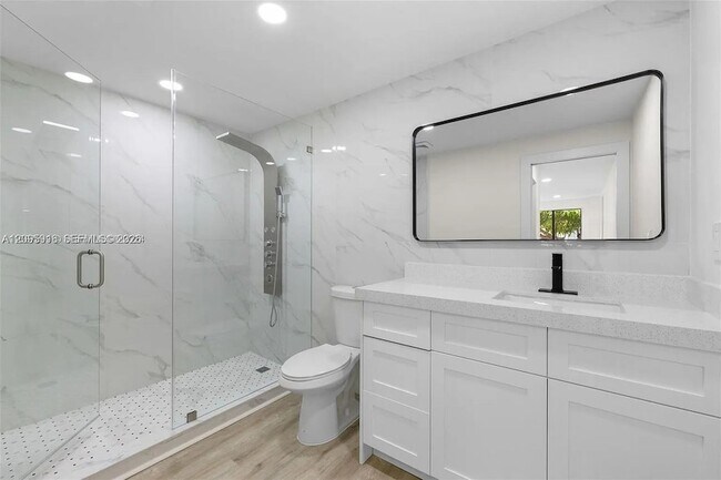 Building Photo - 331 W 40th Pl