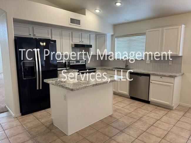 Building Photo - Spacious Open Concept 3 bedroom, 2 bath Ho...